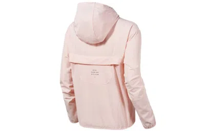 Nike (wmns) As W Nk Df Rn Dvn Po Pckbl Jkt Pale Coral In Pink