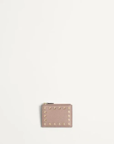 Valentino Garavani Rockstud Grainy Calfskin Cardholder With Zip Woman Poudre Uni