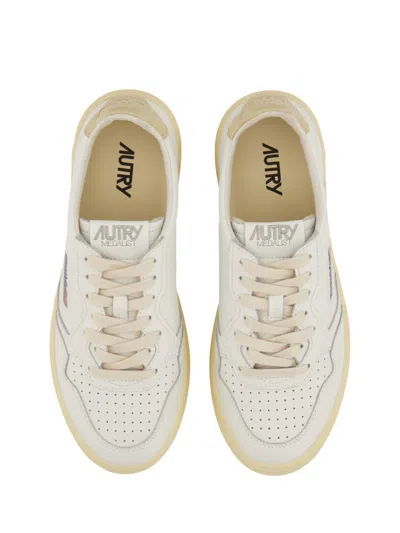 Autry 'medalist' White Low Top Sneakers With Contrasting Heel Tab In Neutral