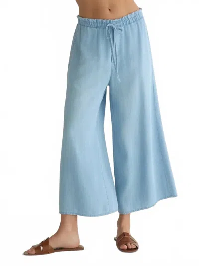 Bella Dahl Ruffle Waist Wide Leg Crop Pants In Light Riviera Wash In Blue