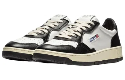 Autry Medalist Low Sneakers In Calf Leather With Perforated Toe In Black