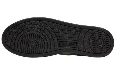 Autry Medalist Low Sneakers In Calf Leather With Perforated Toe In Black