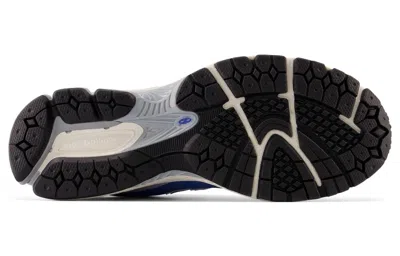 New Balance Men's 2002r