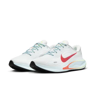 Nike Journey Run Sneakers In White And Crimson In Gray