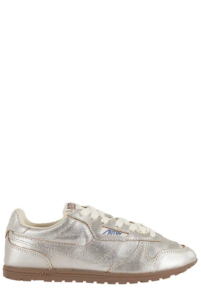 Autry Windspin Low Sneakers In Platinum Leather In Silver