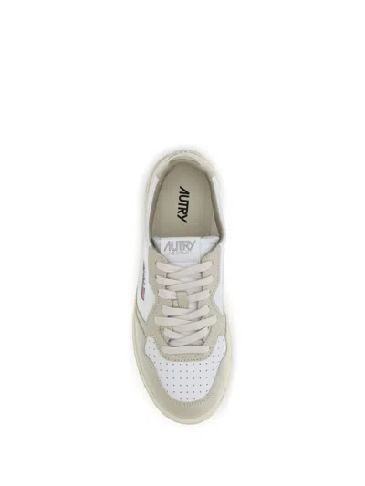 Autry Medalist Low Sneakers In Neutral