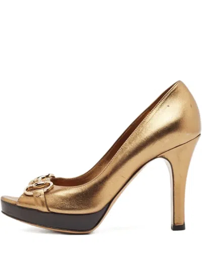 Pre-owned Gucci 95mm Horsebit-detail Peep-toe Pumps In Gold