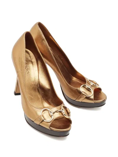 Pre-owned Gucci 95mm Horsebit-detail Peep-toe Pumps In Gold