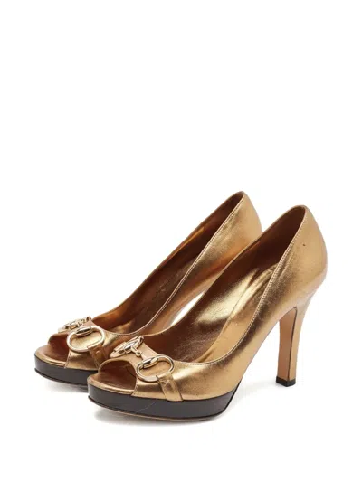 Pre-owned Gucci 95mm Horsebit-detail Peep-toe Pumps In Gold