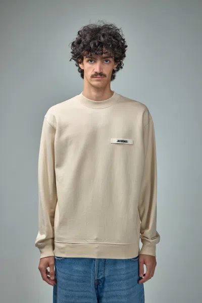 Jacquemus Men The Gros Grain Crewneck Sweatshirt With Logo Plaque In Neutral