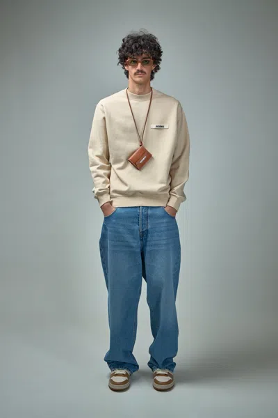 Jacquemus Men The Gros Grain Crewneck Sweatshirt With Logo Plaque In Neutral