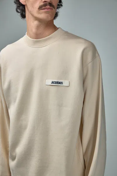 Jacquemus Men The Gros Grain Crewneck Sweatshirt With Logo Plaque In Neutral