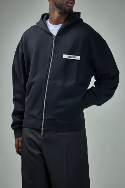 Jacquemus The Gros Grain Zip-up Hooded Sweatshirt In Black
