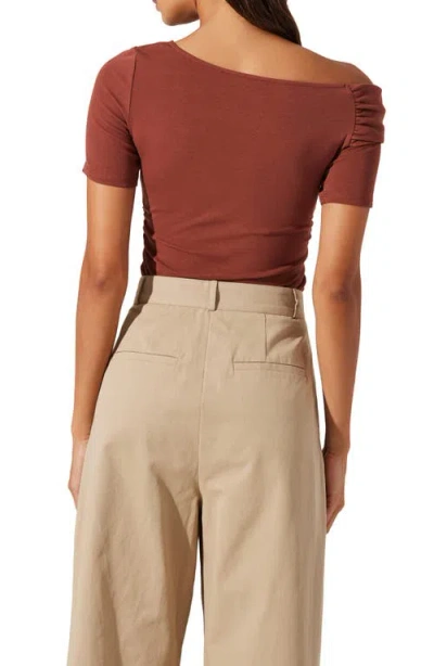Astr The Label Saylah One-shoulder Stretch Cotton Top In Brown
