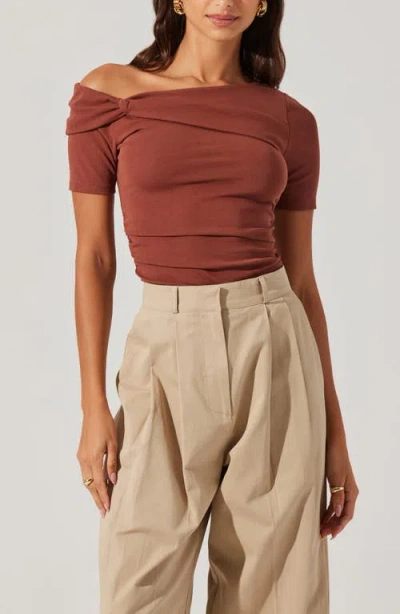 Astr The Label Saylah One-shoulder Stretch Cotton Top In Brown