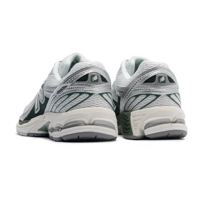 New Balance Unisex 860v2