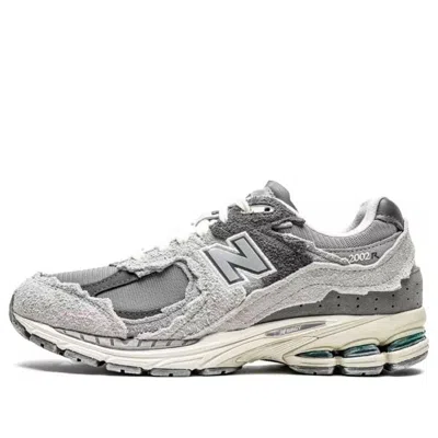 New Balance Layered Mesh And Suede Sneakers With Retro Aesthetic In Gray