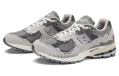 New Balance Layered Mesh And Suede Sneakers With Retro Aesthetic In Gray