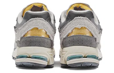 New Balance Layered Mesh And Suede Sneakers With Retro Aesthetic In Gray