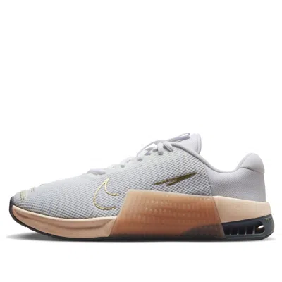 Nike (wmns)  Metcon 9 'white Metallic Gold Grain' In Gray