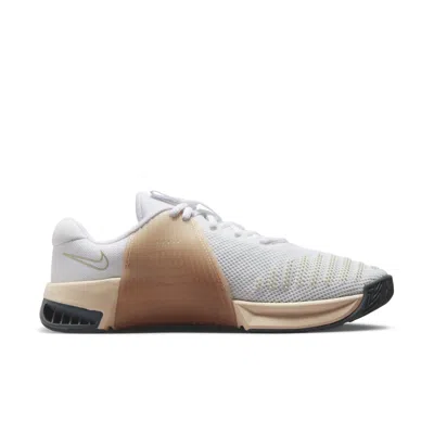 Nike (wmns)  Metcon 9 'white Metallic Gold Grain' In Gray