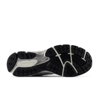 New Balance Men's 2002r