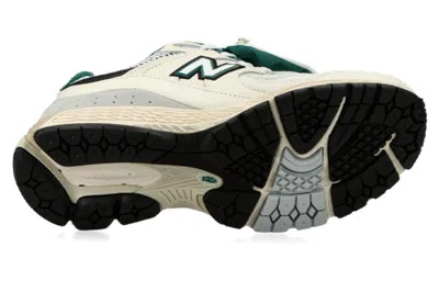 New Balance Men's 2002r