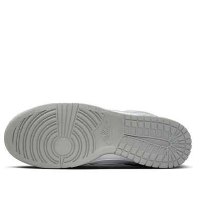Nike Dunk Low Se Basketball Sneaker In Gray