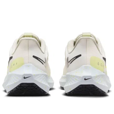 Nike (wmns)  Air Zoom Pegasus 39 'soft Yellow Black' In Multi