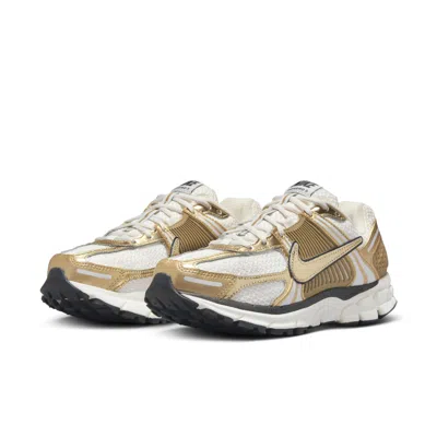 Nike Zoom Vomero 5 Sneaker In Gold