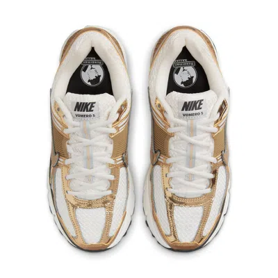 Nike Zoom Vomero 5 Sneaker In Gold
