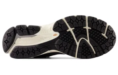 New Balance Men's 2002r