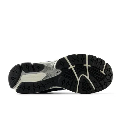 New Balance Men's 2002r