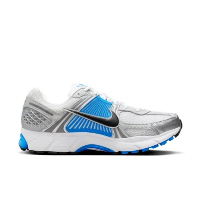 Nike Zoom Vomero 5 Sneakers In White And Blue
