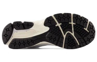 New Balance Men's 2002r