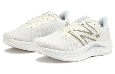 New Balance Damen Fuelcell Propel V4 In Weiss/grau, Synthetic, Grösse 41.5