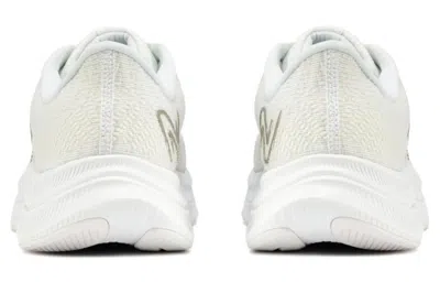 New Balance Damen Fuelcell Propel V4 In Weiss/grau, Synthetic, Grösse 41.5