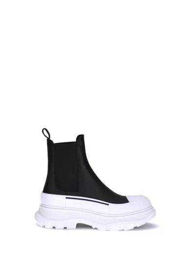 Alexander Mcqueen Round Toe Chelsea Ankle Boots In Black
