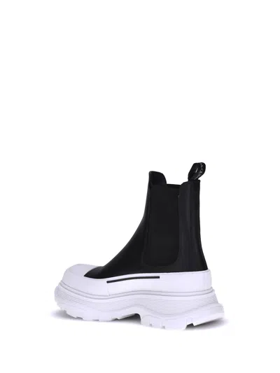 Alexander Mcqueen Round Toe Chelsea Ankle Boots In Black