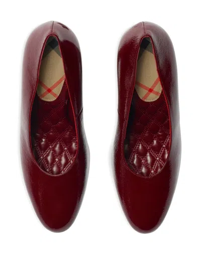 Burberry Scarpins Trinket Patent Leather Block-heel Pumps In Red