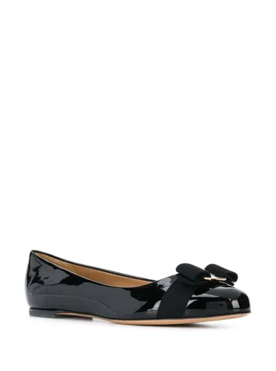 Ferragamo Varina Bow-embellished Patent-leather Ballet Flats In Black
