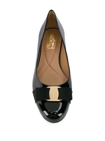 Ferragamo Varina Bow-embellished Patent-leather Ballet Flats In Black
