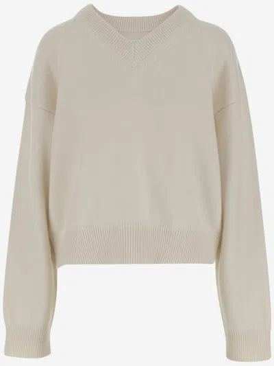 Armarium Stretch V-neck Cashmere Sweater In Gold