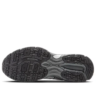 Mizuno Lg 2000 'grey Silver' In Gray