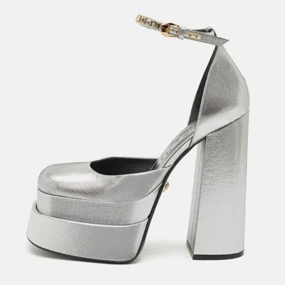 Pre-owned Versace Metallic Grey Fabric Medusa Aevitas Double Platform Pumps Size 38.5 In Gray