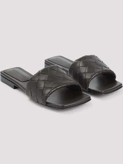 Bottega Veneta Flat Sandals With Intrecciato Leather Strap In Black