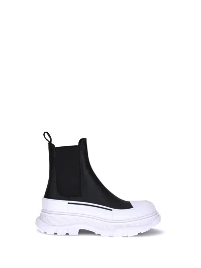 Alexander Mcqueen Round Toe Chelsea Ankle Boots In Black