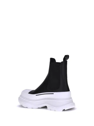 Alexander Mcqueen Round Toe Chelsea Ankle Boots In Black
