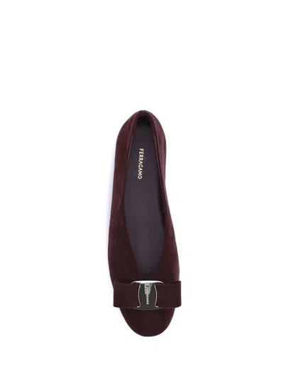 Ferragamo Bow Detail Flat Sole Ballerina Shoes In Burgundy