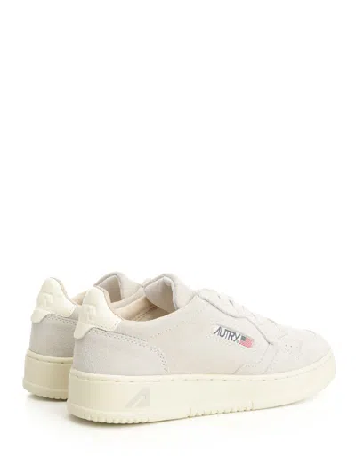 Autry Medalist Low Sneaker In Neutral